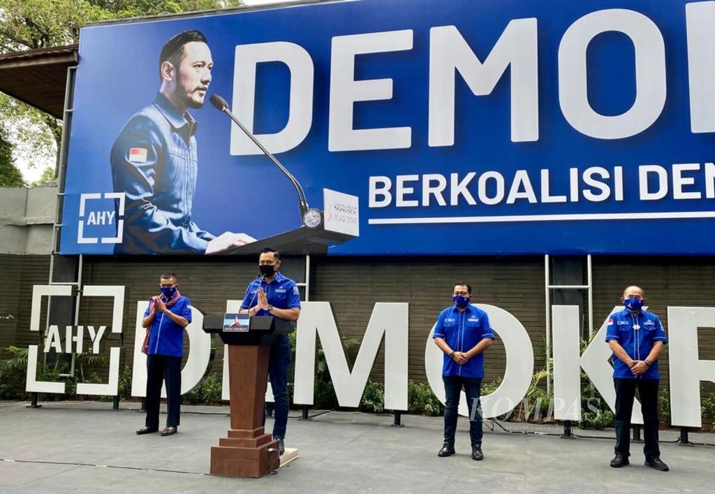 Chairman of the Democratic Party Agus Harimurti Yudhoyono (second from left) gives a press statement at the Democratic Party's headquarters in Jakarta, on Monday (1/2/2021)