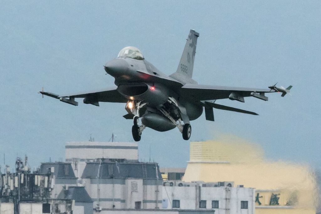 Taiwan Air Force F-16 fighter jets prepare to land at Hualien Air Force Base, eastern Taiwan, Friday (24/5/2024). 