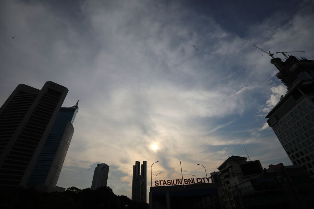 Senja di kawasan TOD Dukuh Atas, Jakarta Pusat, Rabu (1/4/2020), 