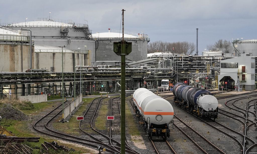 Rangkaian kereta disiapkan di samping tangki-tangki minyak di Wesseling, dekat Koeln, Jerman, 6 April 2022. 