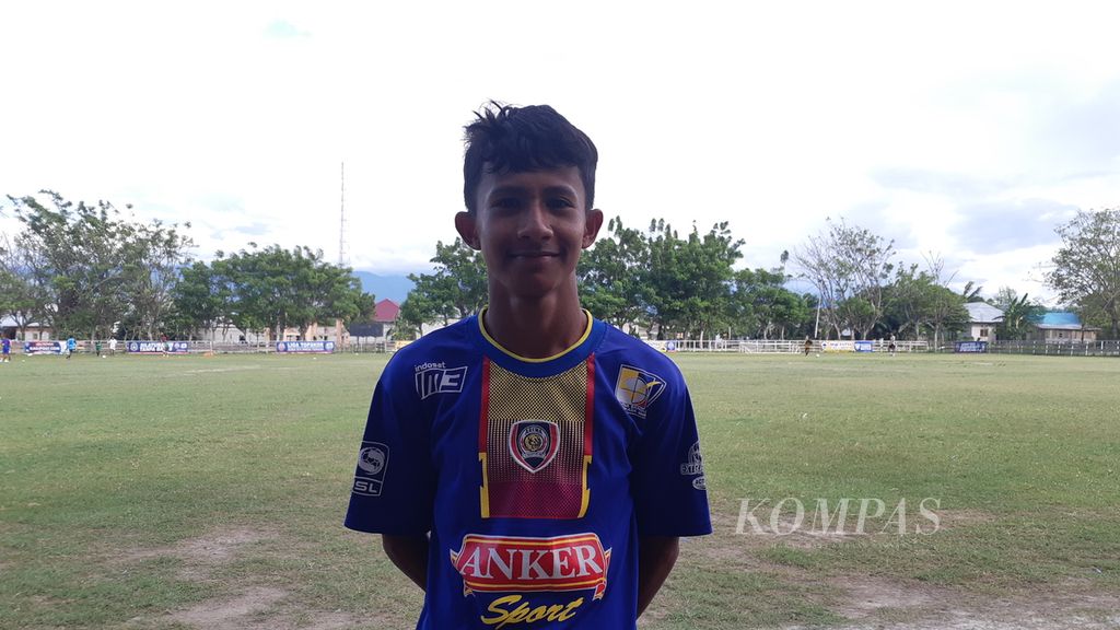 Salah satu peserta Sekolah Sepak Bola Galara, Kota Palu, Sulteng, Ahmad Gival (15), Rabu (12/1/2022).