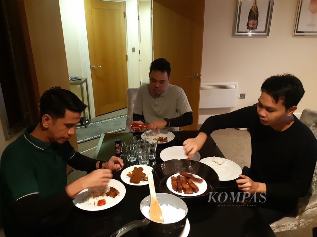 Warga negara Indonesia sedang menyantap makanan dari Indonesia di salah satu apartemen di London, Inggris, pada Minggu (26/11/2023). 
