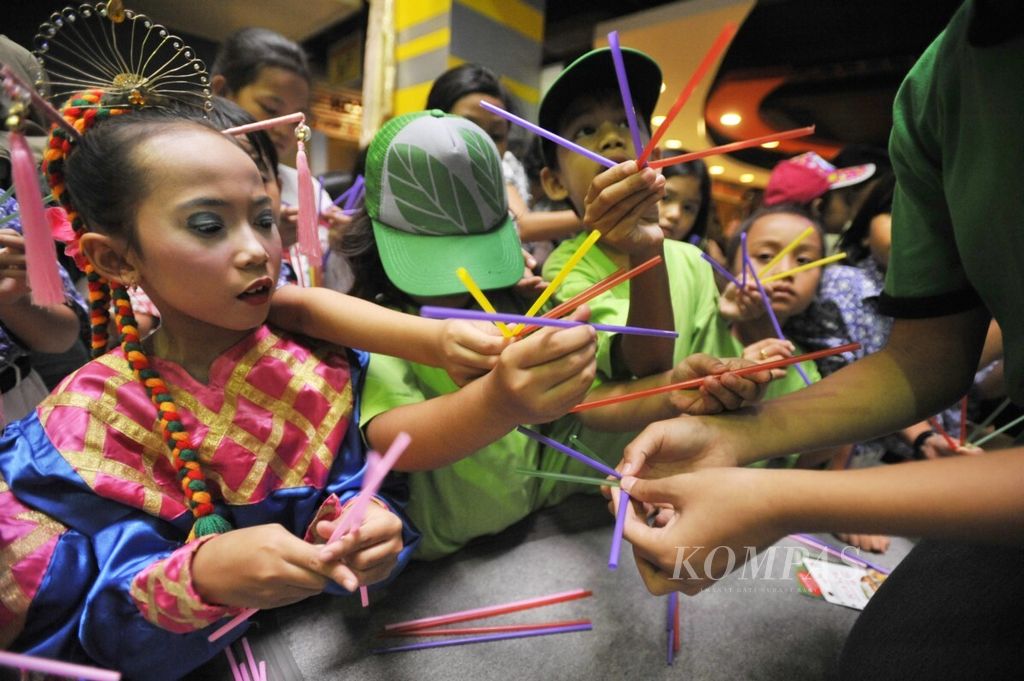 Anak-anak belajar membuat mainan dan hiasan dari sedotan bekas pada kampanye bahaya sampah plastik yang digelar SDN Pondok Labu 11, Jakarta Selatan, di pusat jajanan Mal Cinere, Depok, Senin (13/6/2011). Kampanye ini bertujuan mengajak anak-anak meminimalkan penggunaan bahan yang tak ramah lingkungan, terutama plastik, dalam kehidupan sehari-hari.