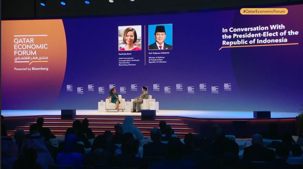 Presiden terpilih Prabowo Subianto (kanan) bersama Kepala Koresponden Internasional Asia Tenggara Bloomberg, Haslinda Amin, dalam sesi dialog dalam rangkaian acara Qatar Economic Forum 2024 yang berlangsung di Doha, Qatar, 14-16 Mei 2024.