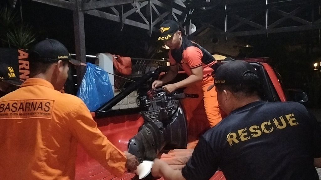 Unit Siaga Badan Nasional Pencarian dan Pertolongan (Basarnas) Samarinda melakukan pencarian korban kecelakaan kapal di Kutai Kartanegara, Kalimantan Timur, Sabtu (26/11/2022) dini hari.