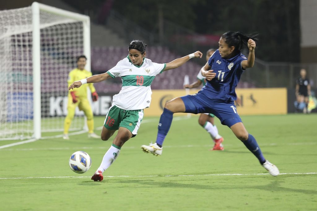 Pemain timnas putri Indonesia Rani Mulyasari berusaha menjauhkan bola dari area pertahanan Indonesia dalam laga melawan Thailand di babak penyisihan Grup B Piala Asia Putri 2022. Laga yang berlangsung di Stadion DY Patil, Mumbai, India, Senin (24/1/2022) malam, itu dimenangi Thailand dengan skor 4-0.
