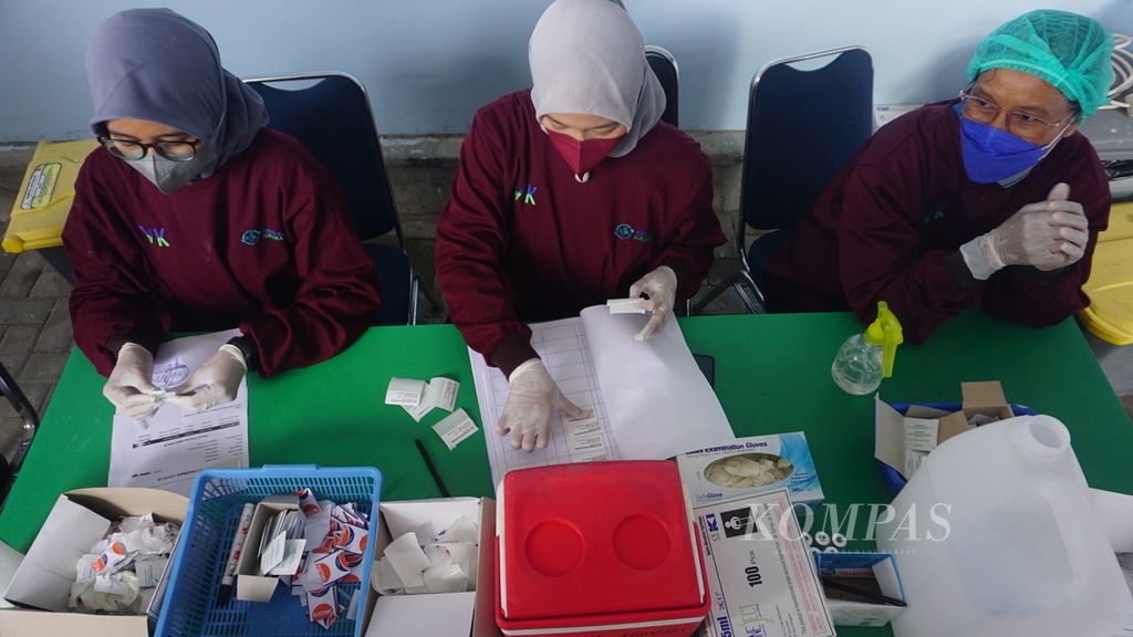 Para tenaga kesehatan menyiapkan peralatan untuk vaksinasi penguat atau <i>booster</i> Covid-19 di RSUD Ibu Fatmawati Soekarno Kota Surakarta, Jawa Tengah, Jumat (14/1/2021). Ini merupakan hari pertama digelarnya vaksinasi penguat di kota tersebut. Target sasaran awal terdiri atas 55.000 warga lansia.