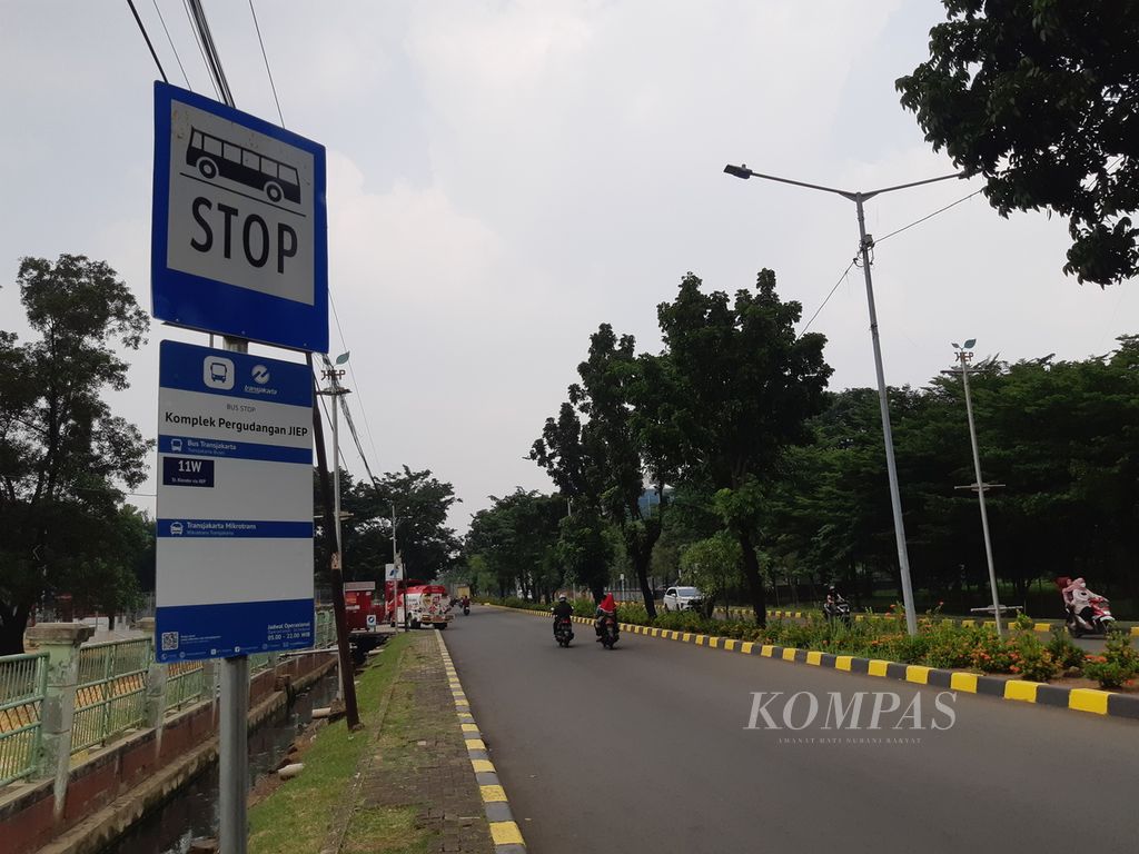 Tempat pemberhentian bus Transjakarta di dalam kawasan PT Jakarta Industrial Estate Pulogadung atau JIEP, Kamis (30/5/2024). Total ada 34 tempat pemberhentian di dalam kawasan tersebut. Setelah dua minggu beroperasi, jumlah pengguna meningkat signifikan. Sebagian besar adalah karyawan yang bekerja di kawasan JIEP. 