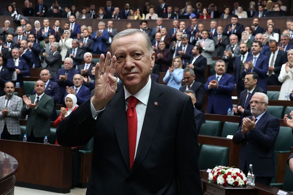 Presiden Turki Recep Tayyip Erdogan menyapa para anggota parlemen dari partai yang dipimpinnya, Partai Keadilan dan Pembangunan (AKP), dalam sidang di gedung Majelis Nasional Akbar Turki atau Turkish Grand National Assembly (TGNA) di Ankara, Turki, 2 November 2022. 