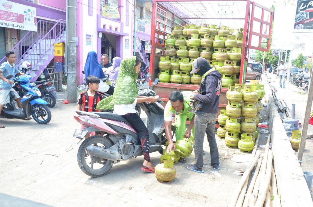 Warga Paciran, Kabupaten Lamongan, Jawa Timur Kamis (21/6/2018) membeli elpiji dalam operasi pasar. Saat itu operasi pasar digelar karena ada laporan kelangkaan elpiji, setelah ditelusuri ternyata toko pengecer langganan warga masih tutup