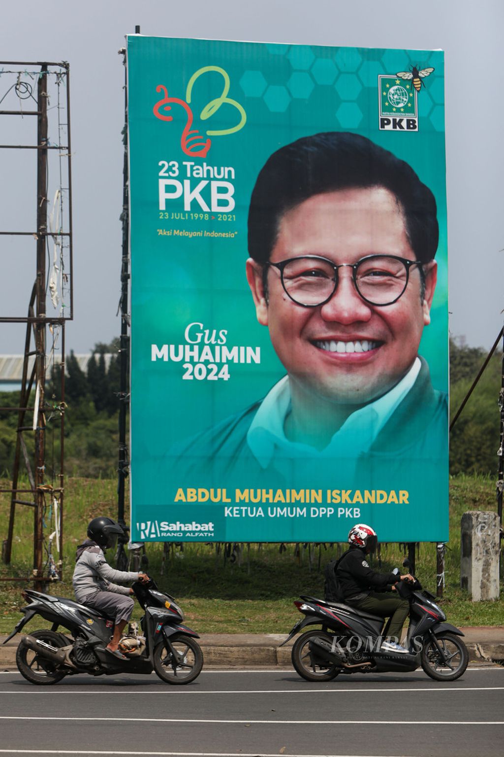 Baliho Ketua Umum PKB yang juga Wakil Ketua DPR Muhaimin Iskandar terpasang di Jalan Pahlawan Seribu, Kota Tangerang Selatan, Senin (9/8/2021). 