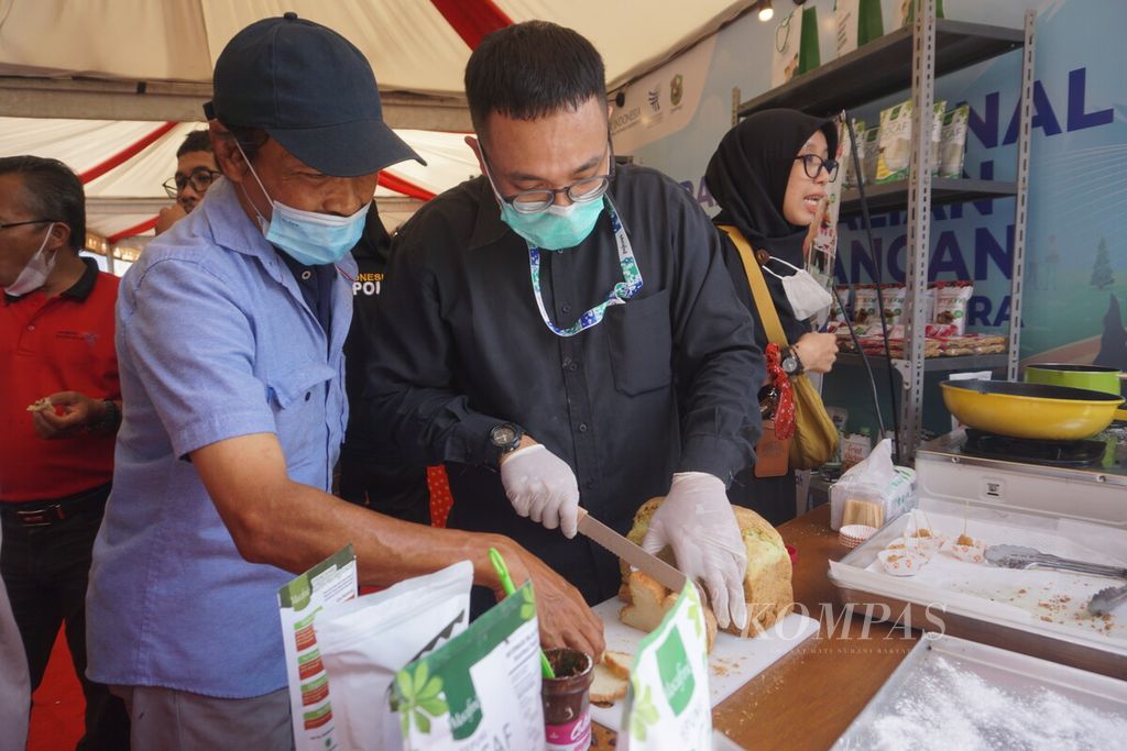 Pengunjung mengantre mencicipi roti tawar dari tepung mocaf atau tepung singkong di Banjarnegara, Jawa Tengah, Jumat (4/11/2022).