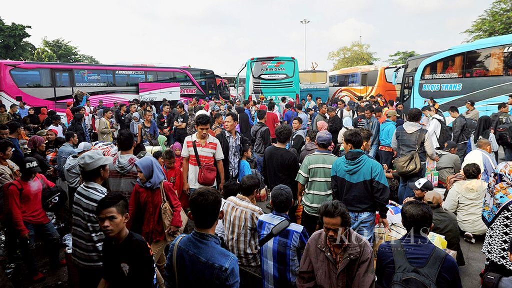 Bus passengers have started to fill Kalideres Terminal, West Jakarta.