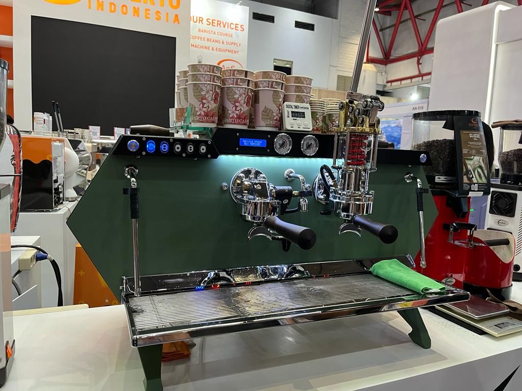 Mesin kopi Asterion generasi ketiga ini memiliki 2 grup kopi yang bisa menghasilkan 4 cangkir espresso sekaligus. Mesin ini juga bisa disetel melakukan slowpresso atau proses penyajian kopi secara perlahan atau dalam hitungan menit.