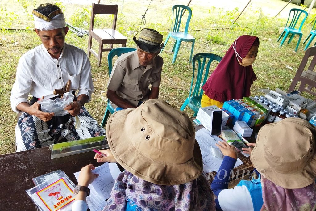 Warga memanfaatkan pemeriksaan kesehatan gratis dari program pembangunan 3T dari Yayasan Tunas Bakti Nusantara dan Dinas Kesehatan Kabupaten Lombok Barat, NTB, Sabtu (25/6/2022).