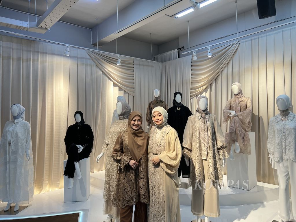 Ayu Dyah Andari dan Trisha Chas memperkenalkan koleksi <i>luxury</i> dari House of AZ di kawasan Barito, Jakarta, Rabu (7/8/2024).