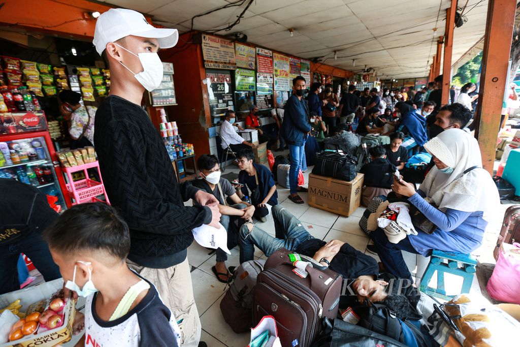 Kepadatan pemudik saat menunggu keberangkatan bus di Terminal Kalideres, Jakarta Barat, Senin (25/4/2022). Peningkatan pemudik melalui terminal tersebut mengalami lonjakan pada H-8 jelang Lebaran.