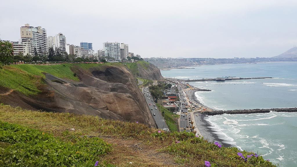 Pemandangan pantai  yang menghadap Samudera Pasifik tampak dari taman kota di Lima, Peru.