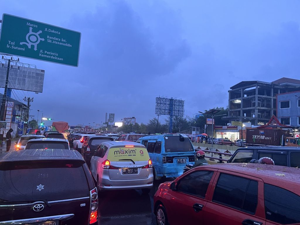 Simpang lima Bandara Internasional Sultan Hasanuddin, Makassar, macet parah sepanjang siang hingga malam, Jumat (18/11/2022). Banjir di beberapa wiilayah di Makassar, termasuk sekitar bandara dan Jalan Tol Reformasi, menyebabkan penumpukan kendaraan.