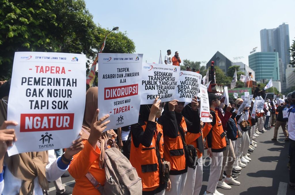 Dengan membawa poster tuntutan buruh dari berbagai serikat buruh berunjuk rasa di depan Gedung Grahadi, Surabaya, Jawa Timur, Kamis (13/6/2024). Salah satu tuntutan mereka adalh tolak rencana Tabungan Perumahan Rakyat. Mereka menganggap rencana tersebut akan membuat susah nasib buruh yang saat ini telah susah.