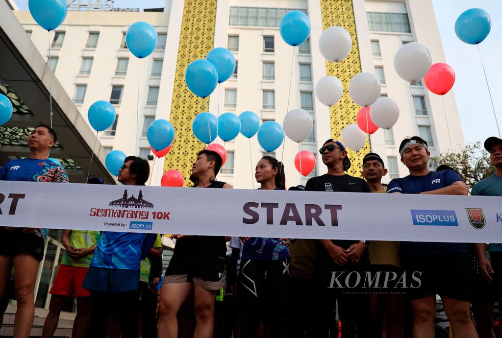 Pelari dari berbagai komunitas saat mengikuti ajang lari pembuka sekaligus peluncuran penyelenggaraan lomba lari Semarang 10K Powered by ISOPLUS di Hotel Khas, Kota Semarang, Jawa Tengah, Minggu (16/10/2022). 
