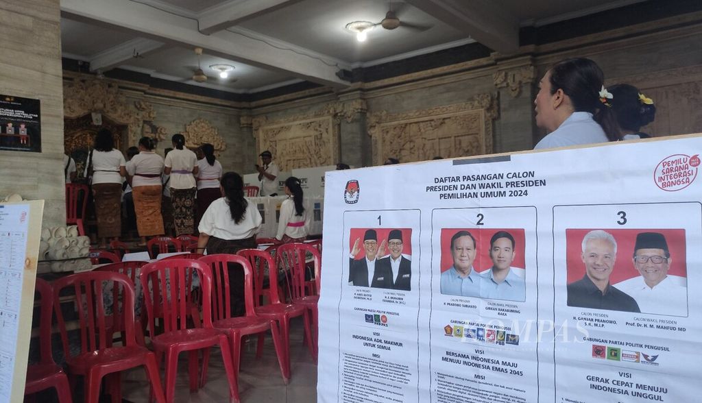 Suasana menjelang pencoblosan untuk Pemilu 2024 di Balai Banjar Buana Kubu, Desa Tegal Harum, Kecamatan Denpasar Barat, Kota Denpasar, Rabu (14/2/2024).
