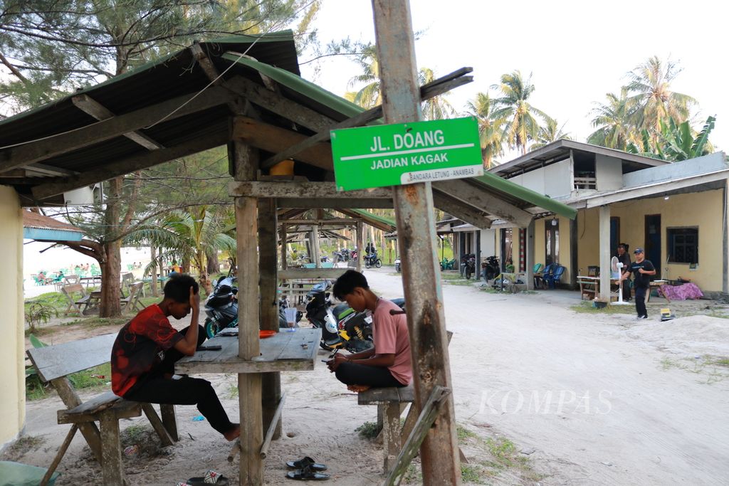 Warga bersantai di Pantai Padang Melang, Pulau Jemaja, Anambas, Kepulauan Riau, Rabu (24/7/2024). Lokasi ini menjadi salah satu titik dengan akses internet paling cepat ketimbang tempat lain.