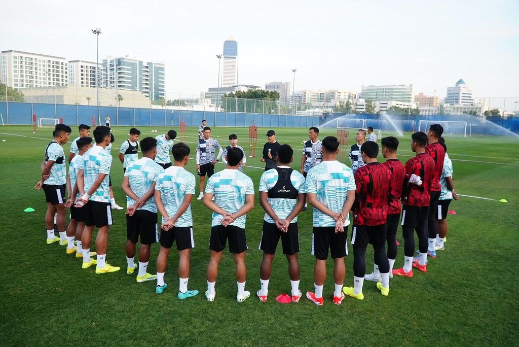 Pemain tim U-23 Indonesia berlatih di lokasi pemusatan latihan di lapangan Stadion Humaidal Tayer, kompleks Al Nasr SC Dubai, Uni Emirat Arab, sejak Selasa (2/4/2024).
