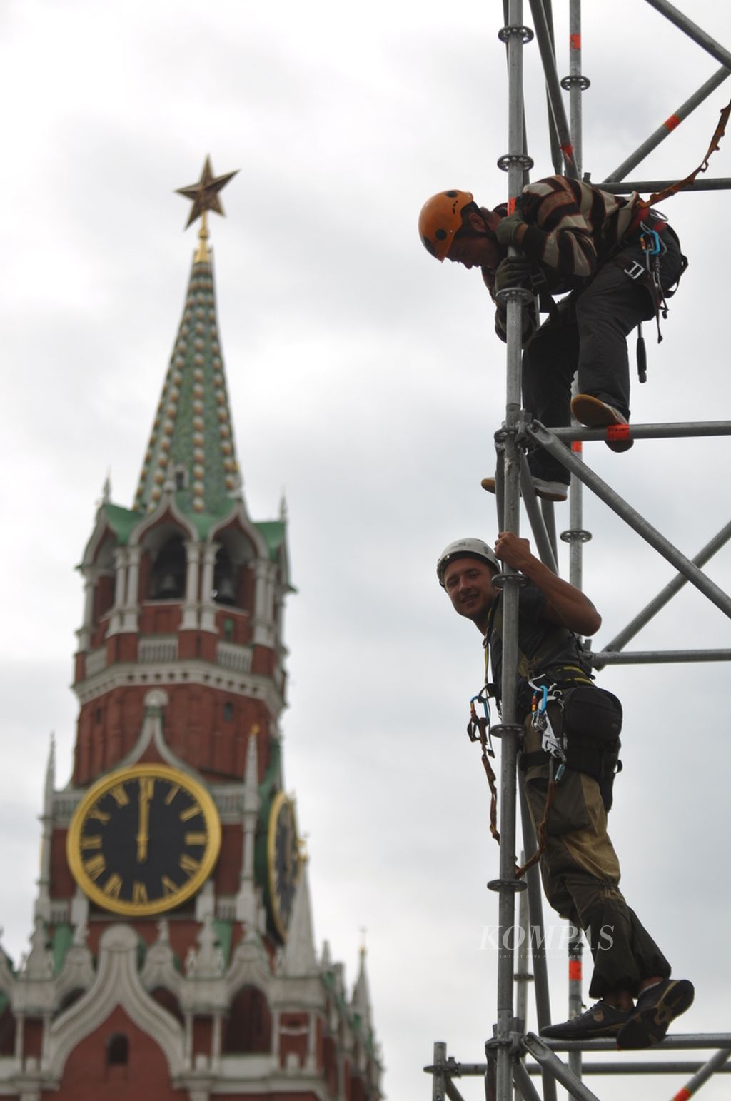 Pekerja proyek renovasi di Lapangan Merah, Moskwa, Rusia, saat diabadikan pada 22 Agustus 2010.