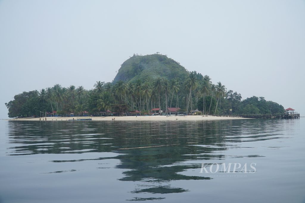 Suasana Pulau Pasumpahan, salah satu destinasi wisata, di Kelurahan Teluk Kabung Selatan, Kecamatan Bungus Teluk Kabung, Kota Padang, Sumatra Barat, Senin (9/10/2023). 