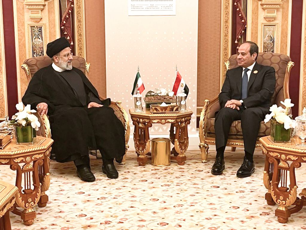 Foto yang dirilis oleh kantor Kepresidenan Iran pada 11 November 2023 ini memperlihatkan pertemuan Presiden Iran Ebrahim Raisi (kiri) dengan Presiden Mesir Abdel Fatah el-Sisi (kanan) di sela-sela KTT Luar Biasa Gabungan OKI dan Liga Arab di Riyadh, Arab Saudi.  