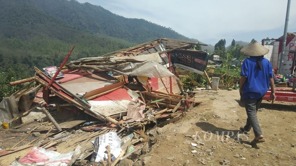 Sebuah warung nonpermanen di Dusun Jungo, Desa Sumberbrantas, Kecamatan Bumiaji, Kota Batu, Jawa Timur, rusak diterjang angin kencang. Sang pemilik tengah memunguti sisa-sisa reruntuhan, Minggu (20/10/2019).
