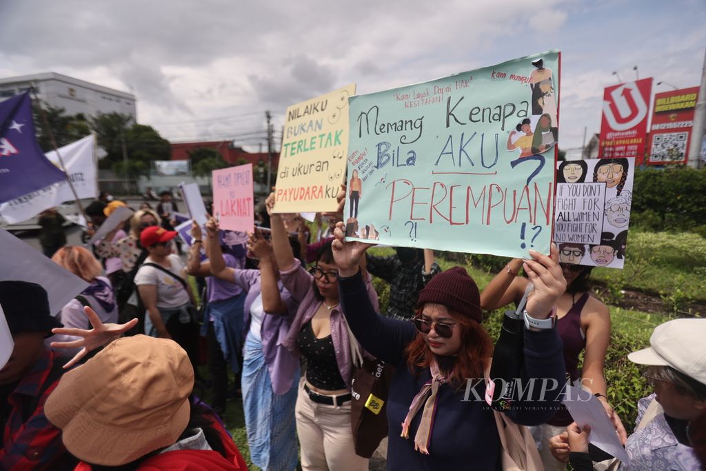 Pengunjuk rasa yang tergabung dalam Komite Internasional Womens Day Yogyakarta menggelar aksi memperingati Hari Perempuan Internasional di Bundaran UGM, Yogyakarta, Jumat (8/3/2024).  