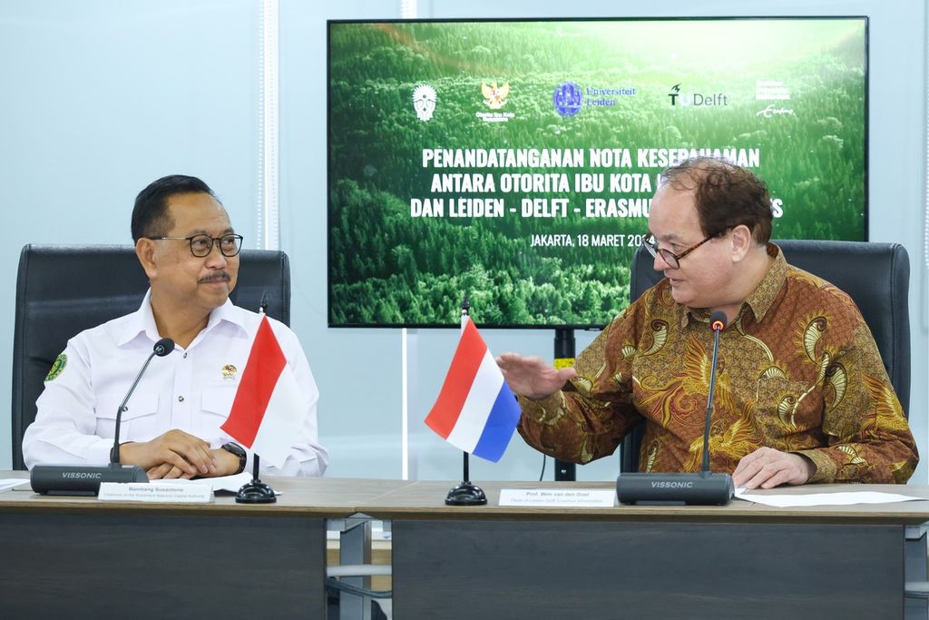 Kepala Otorita IKN Bambang Susantono dan Dekan Leiden-Delf-Erasmus Profesor Wim van den Doel menandatangani nota kesepahaman atau MoU untuk kerja sama ilmiah dalam pengembangan kota baru di Kantor Otorita IKN, di Jakarta, Senin (18/3/2024).