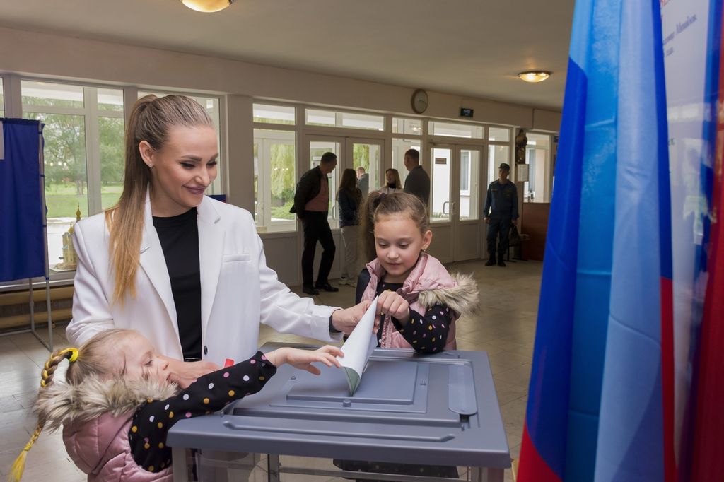Warga Luhanks memberikan suara dalam referendum pada 27 September 2022. Rusia menggelar pemungutan suara di Donetsk, Luhansk, Zaporizhia, dan Kherson pada 23-27 September 2022. Para pemilih diminta menyetujui atau menolak penggabungan empat wilayah itu dengan Rusia.