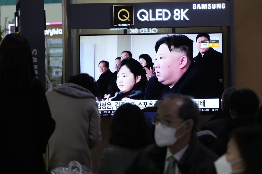 Sebuah layar televisi menunjukkan gambar Pemimpin Korea Utara Kim Jong Un (kanan) bersama putrinya, Kim Ju Ae, saat program berita di Stasiun Kereta Seoul di Seoul, Korea Selatan, 18 Februari 2023. Korut meluncurkan uji coba rudal balistik antarbenua pada hari itu. 