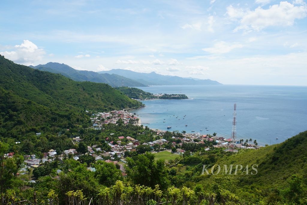 Pemandangan pesisir Teluk Tomini tampak dari ketinggian bukit Desa Bongo, Kabupaten Gorontalo, Provinsi Gorontalo, Sabtu (27/11/2021).