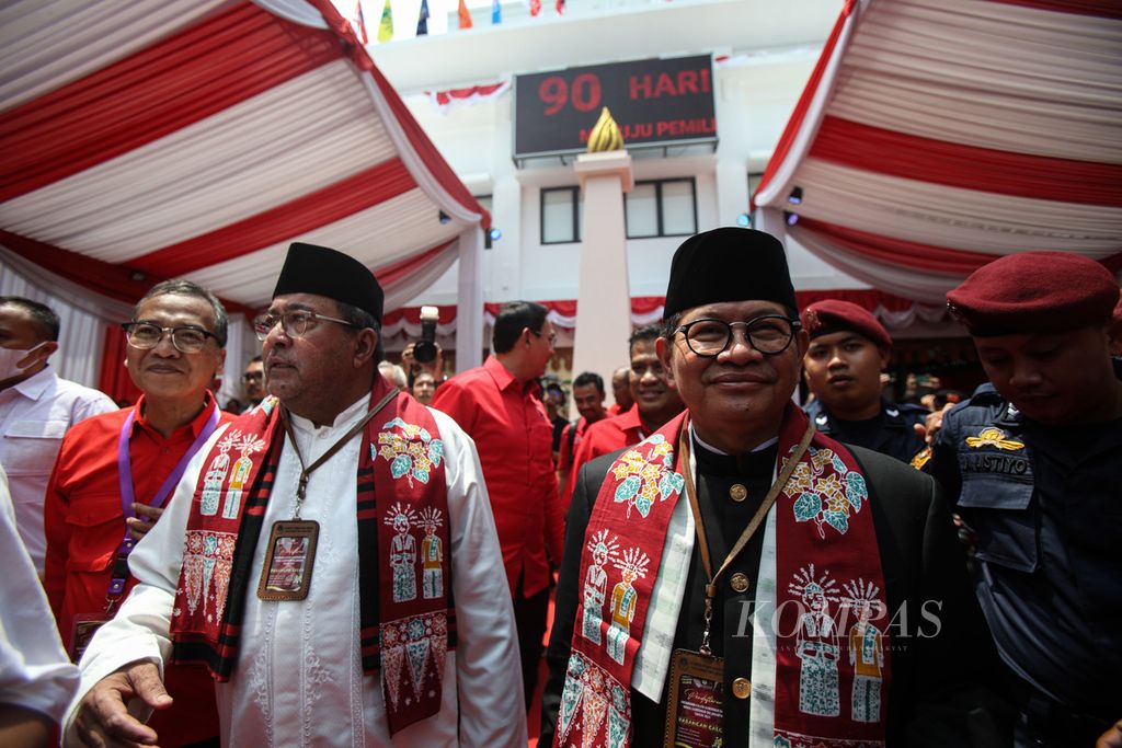 Bakal calon dan wakil calon gubernur DKI Jakarta, Pramono Anung dan Rano Karno, keluar dari KPU DKI Jakarta setelah mendaftarkan diri untuk Pilkada DKI Jakarta 2024 di KPU DKI Jakarta, Rabu (28/8/2024). Bakal calon gubernur DKI Jakarta dari PDI-P ini mendaftarkan diri untuk bertarung di Pilkada DKI Jakarta 2024. KPU DKI Jakarta akan melakukan verifikasi kepada pasangan calon tersebut. 