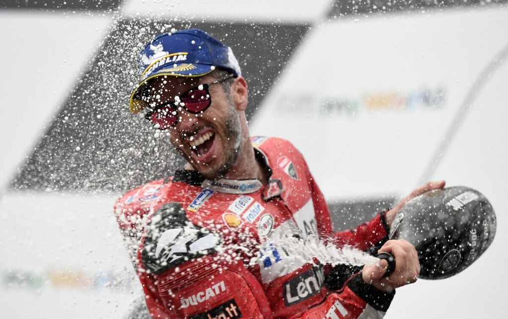 Pebalap tim Ducati Andrea Dovizioso merayakan kemenangannya pada MotoGP seri Austria di Sirkuit Red bull Ring, Spielberg, Austria, 11 Agustus 2019. 