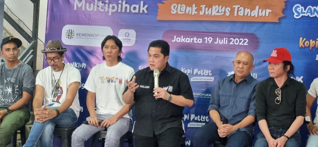Menteri BUMN Erick Thohir (keempat dari kiri) mengapresiasi pendiran koperasi yang diberi nama Slankops di markas Slank di Jalan Potlot III, Jakarta. Koperasi ini diharapkan menjadi bentuk ekonomi sirkular baru berbasis <i>fans club</i>. 