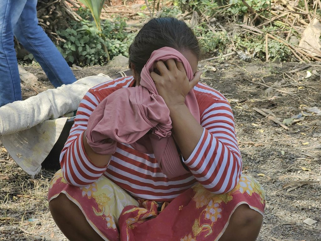 Seorang warga Dusun Mengiluk, Desa Batujai, Kecamatan Praya Barat, Lombok Tengah, Nusa Tenggara Barat, Jumat (17/6/2022) tidak kuasa menahan tangis. Dari dusun itu, ada lima warga yang turut dalam kecelakaan kapal pengangkut pekerja migran tanpa dokumen di perairan Batam pada Kamis (16/6/2022).