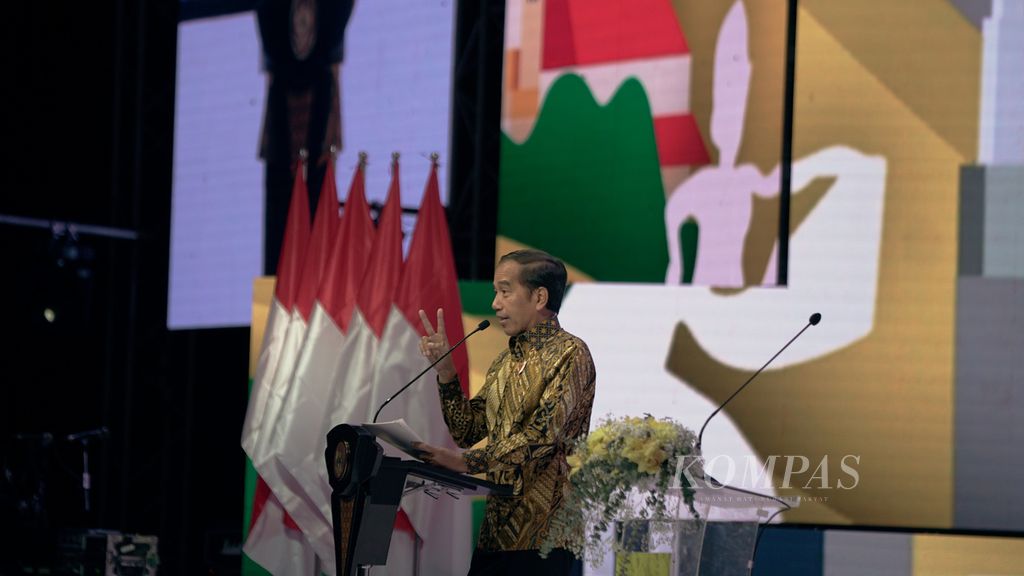 Presiden Joko Widodo memberikan kata sambutan dalam acara puncak peringatan Hari Ulang Tahun ke-58 Partai Golkar di JIExpo Kemayoran, Jakarta, Jumat (21/10/2022). 