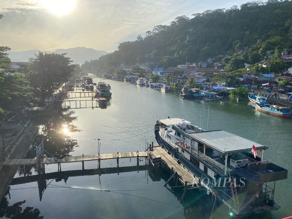 Suasana pagi yang bisa dinikmati wisatawan dari atas Jembatan Siti Nurbaya di Kawasan Kota Tua Padang, Kota Padang, Sumatera Barat, Jumat (16/6/2023). Jembatan Siti Nurbaya menjadi salah satu favorit wisatawan yang berkunjung ke Kota Padang.