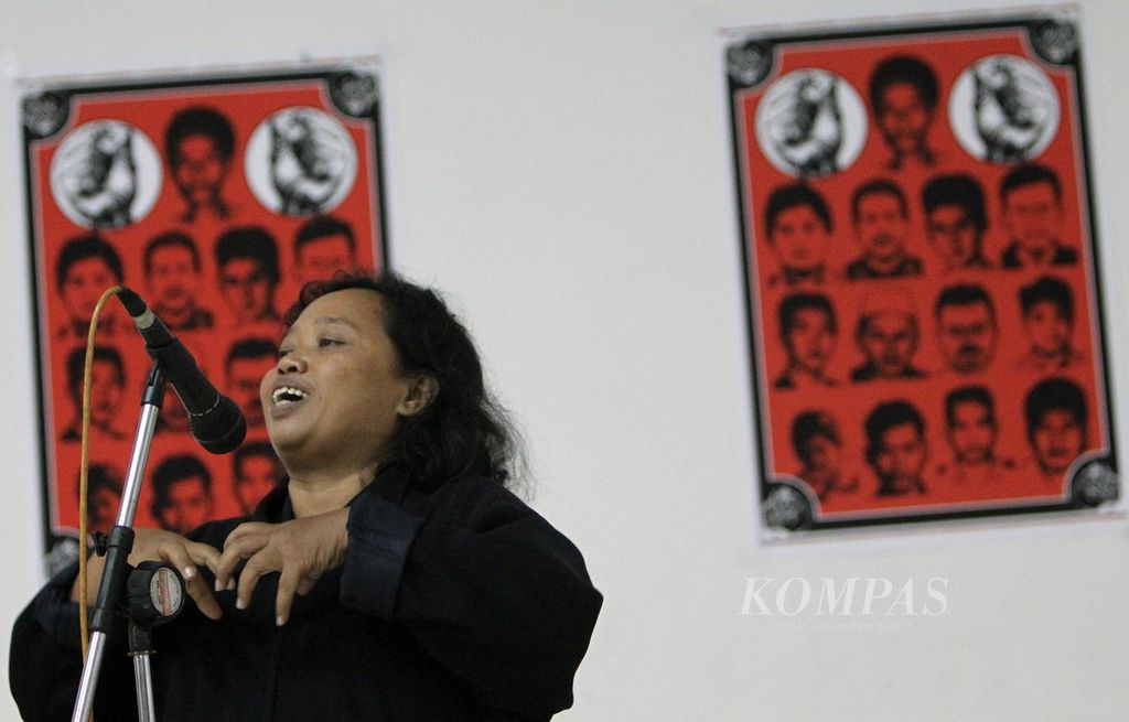 Sipon, istri seniman sekaligus aktivis 1998, Widji Thukul, yang sampai sekarang masih hilang, berorasi saat pembukaan diskusi Menagih Janji Penuntasan Kasus Orang Hilang di Gedung Perpustakaan Nasional, Jakarta, Rabu (8/12).