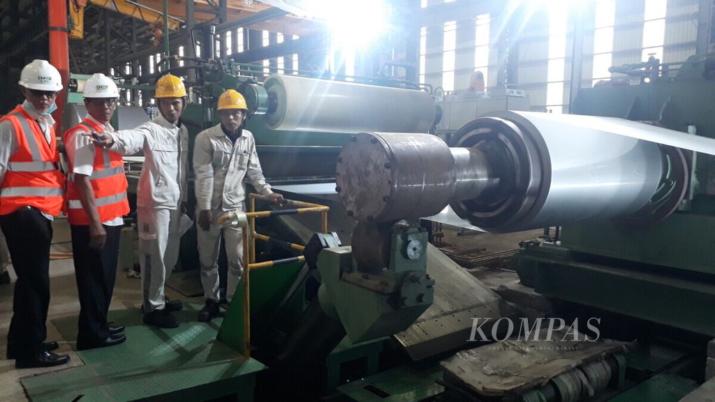 Sejumlah pekerja mengawasi proses produksi <i>stainless steel</i> di kawasan industri IMIP di Bahodopi, Kabupaten Morowali, Sulawesi Tengah, Senin (28/1/2019).