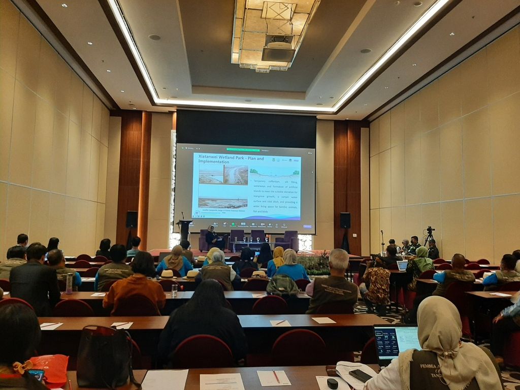 Peserta diskusi panel dalam forum Jaringan Pemerintah Daerah pada Kemitraan dalam Pengelolaan Lingkungan Pesisir dan Lautan di Asia Timur (PNLG) di Hotel Atria, Gading Serpong, Kabupaten Tangerang, Banten, Kamis (27/10/2022).