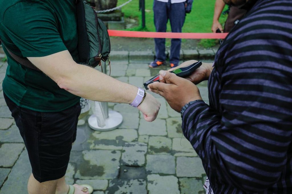 Petugas memindai gelang khusus pengunjug ke bangunan Candi Borobudur, Kamis (2/3/2023).