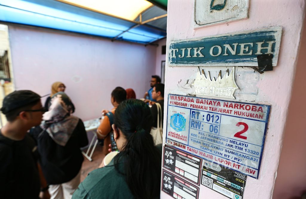 Para peserta wisata sejarah dan kuliner saat berkunjung ke rumah peracik rempah lendaris Tjik Oneh di kawasan Jatinegara, Jakarta Timur, Minggu (17/09/2023). 