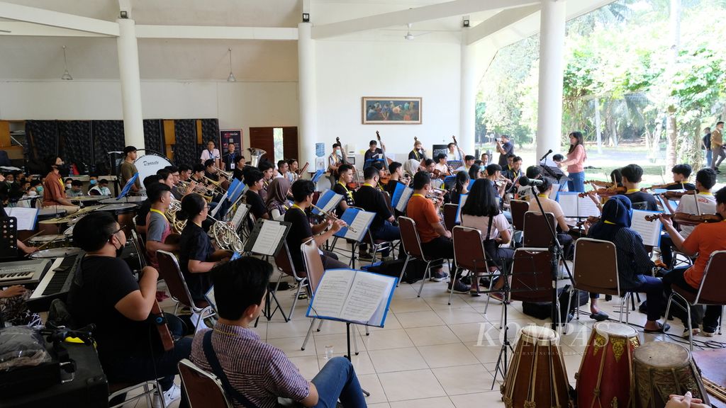 Suasana latihan bersama yang dilakukan tim paduan suara dan orkestra Gita Bahana Nusantara di Depok, Kamis (11/8/2022).