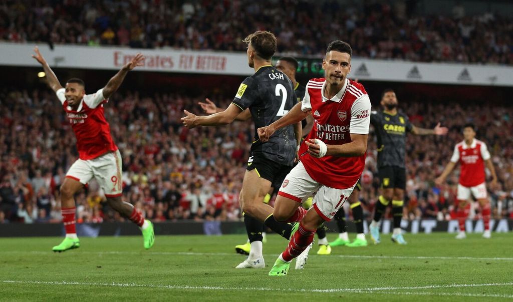 Pemain Arsenal Gabriel Martinelli (kanan) merayakan gol yang dicetaknya ke gawang Aston Villa pada laga Liga Inggris di Stadion Emirates, London, Rabu (31/8/2022). Arsenal memenangi laga dengan skor 2-1. 